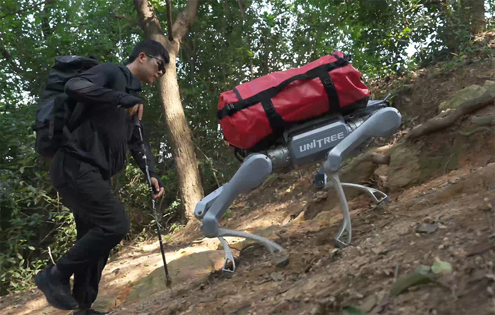 Unitree A2 Pro niesie ładunek na stromym szlaku – robot jako platforma transportowa do 25 kg w marszu.